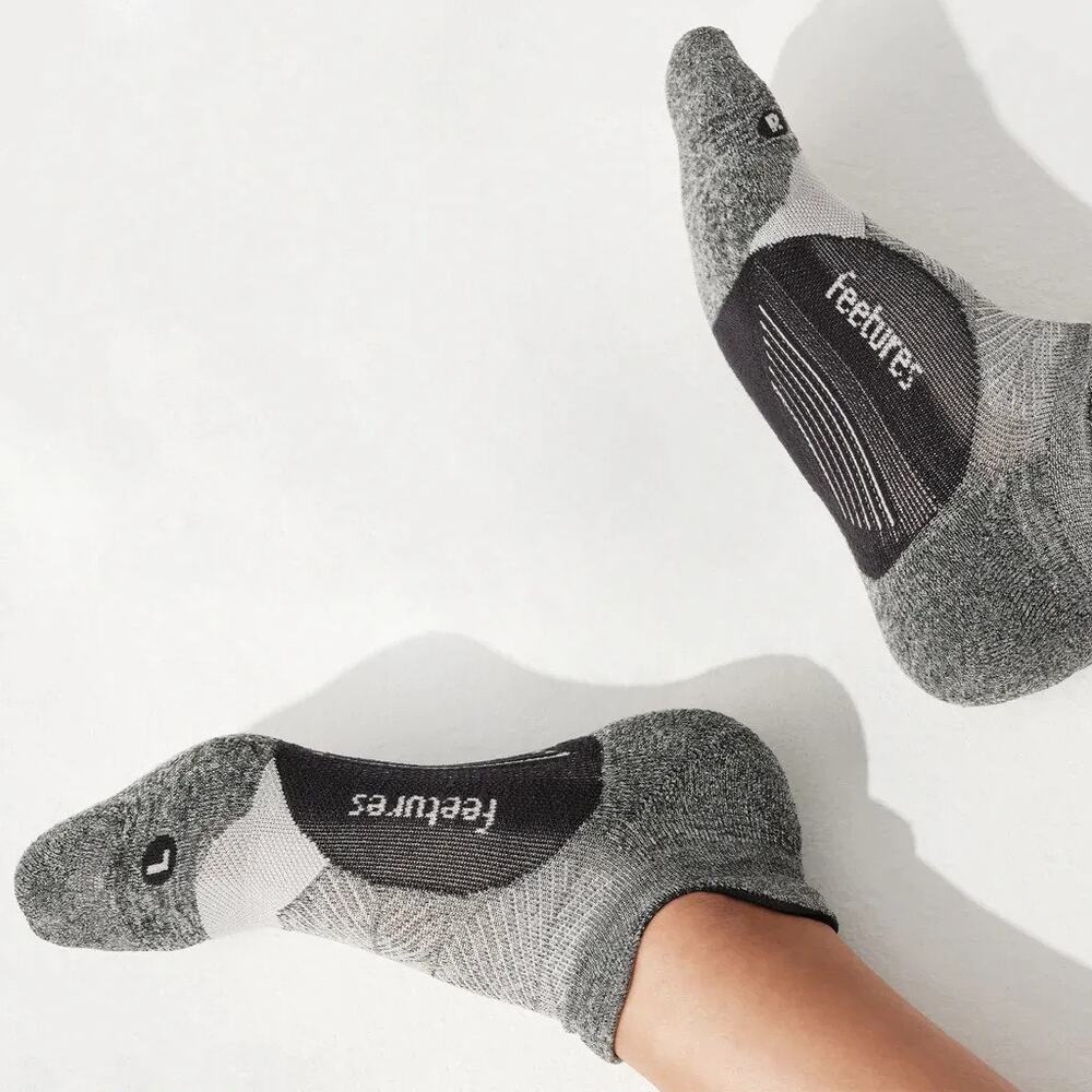 Feetures Women's Medium Gray Elite Light Cushion No-Show Tab Socks Active C27-1